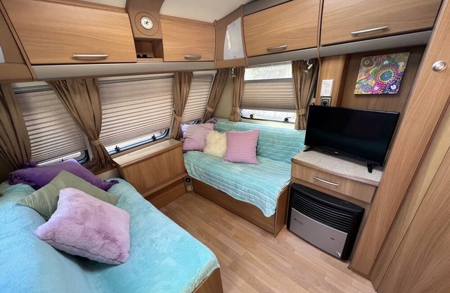 Fringe of the City Retreat: City, Tram, Train, Beach - Your Central Escape!