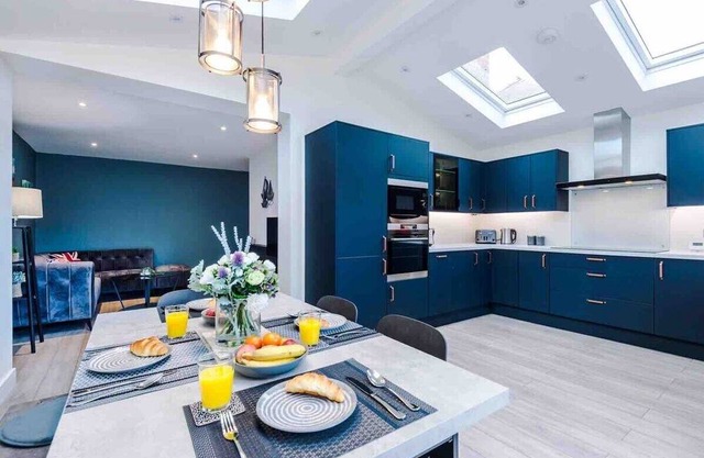 SLD Altrincham Spacious 3 Bedroom House