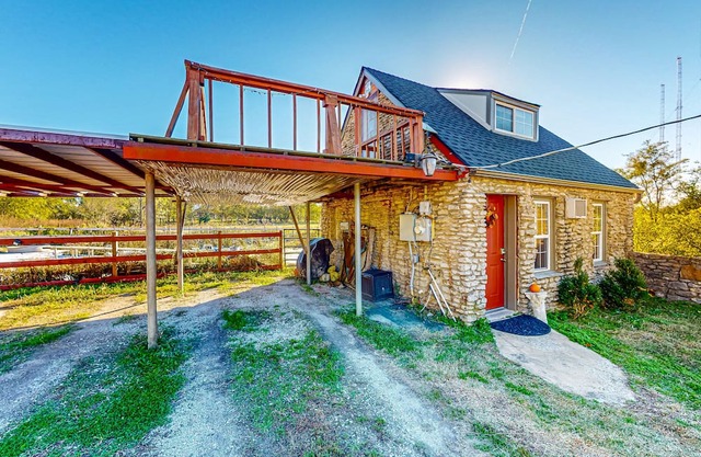 Vintage Route 66 cottage with deck, views, yard games - near downtown