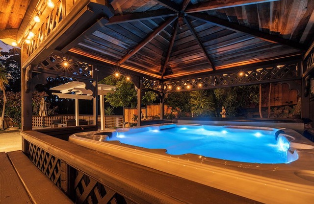 Serene Oasis w/Hot Tub Pool Table, Arcade Games and Infrared Sauna 25 Min to SF!