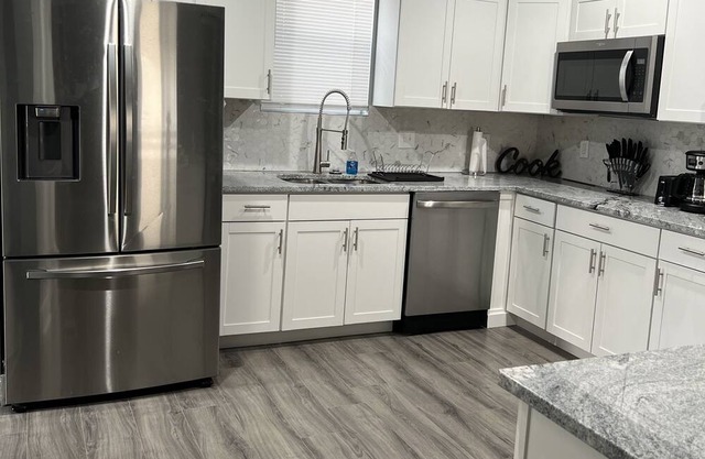 Elegant & Cozy Oasis Near Downtown Indy, 10 mins from Fountain Sq & Mass Ave!