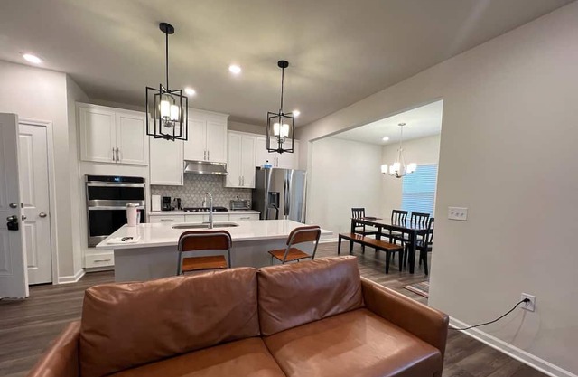 10-12 min. from Downtown, Wake Med, NCSU. Close to Research Triangle & Airport.
