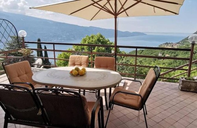 Apartment 'Il Patio' with Lake View, Private Terrace and Wi-Fi