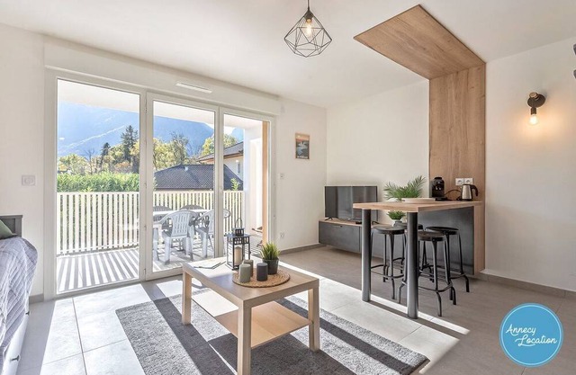 This apartment is a 0 bedroom(s), 1 bathrooms, located in Doussard, Haute Savoie.