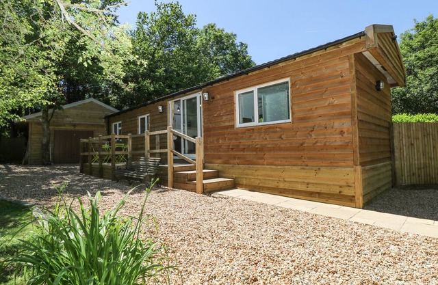 ORCHARD LODGE, pet friendly, with a garden in Bolney