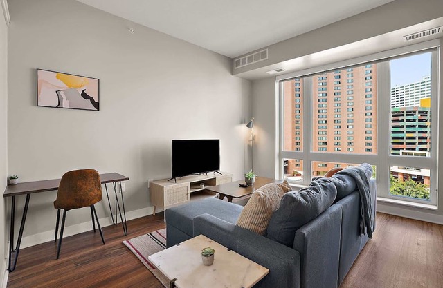 CozySuites Marquee | pool, gym #06