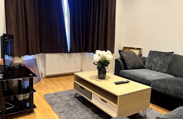 Relax & Explore 3bed Home with Easy London Access