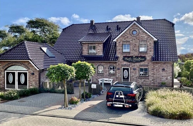Küch's Islandhouse left
