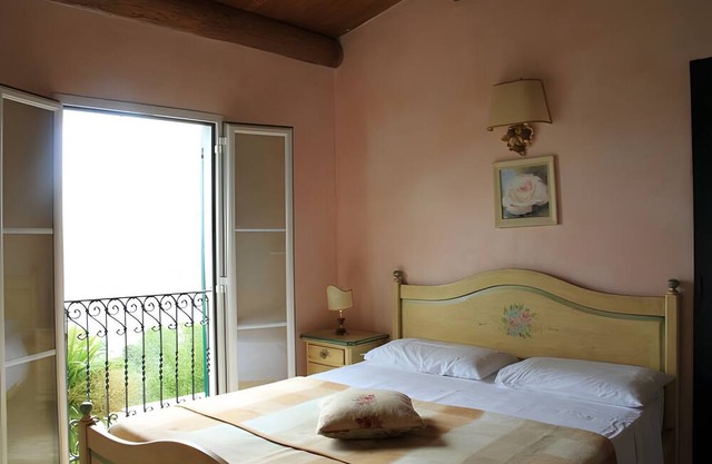 'Le Rose' Room with Sea View, Wi-Fi and Air Conditioning