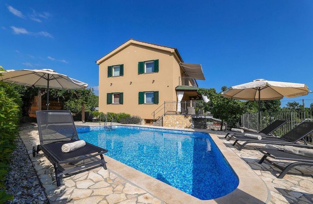 Lovely home in Jurdani with sauna