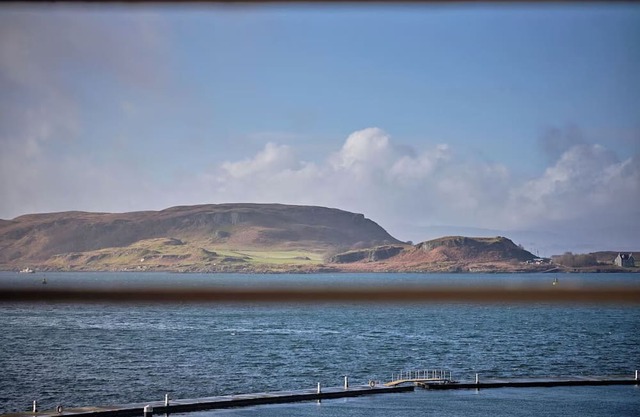 Oban Bay Escape: Central Stay with Pier Views, Walk to Distillery & McCaig’s Tow