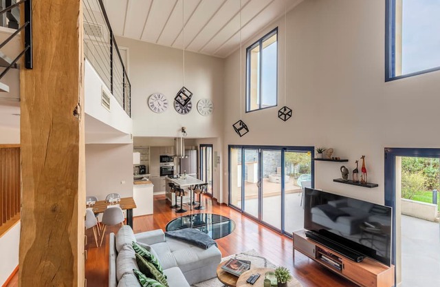 Prestige, elegant 185 m² countryside home in the heart of Barbery.