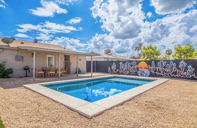 Eclectic Escape Pool, Murals & Outdoor Fun | Sleeps 6