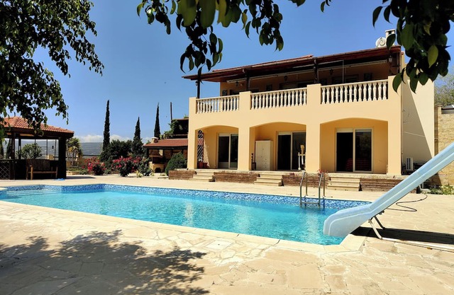 Family-sized charming villa with Large pool, BBQ area and table tennis
