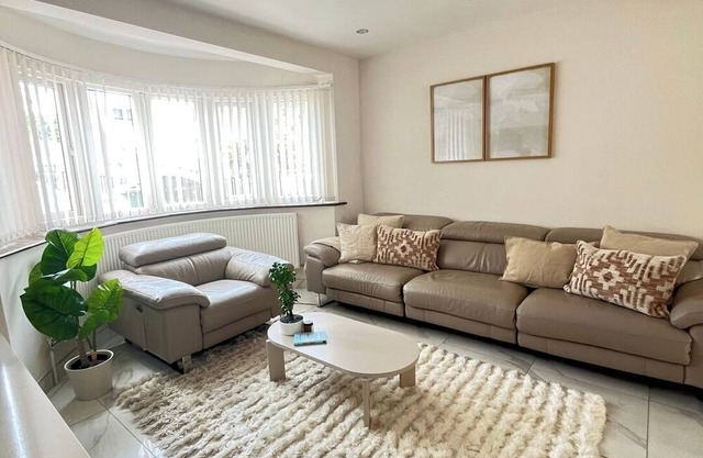 Stylish 2 Bedroom House Wembley