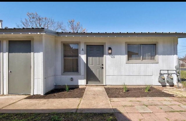 Austin Trio: 3bd near Congress, 6th, and Airport!