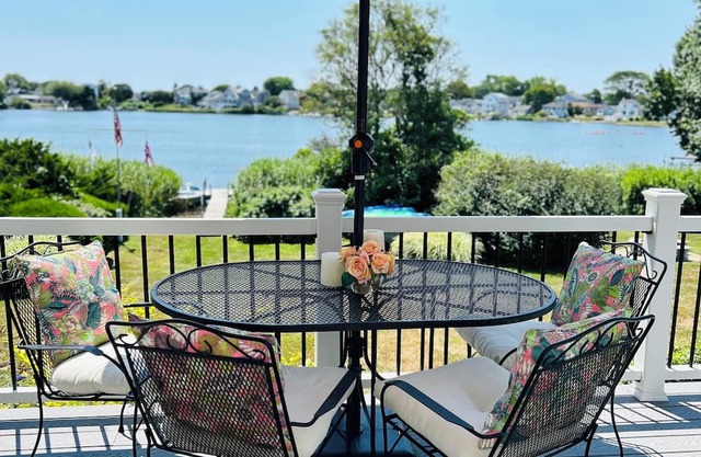 Serene Waterfront 3-BR house with Loft, 1 mile walk to Charlestown beach