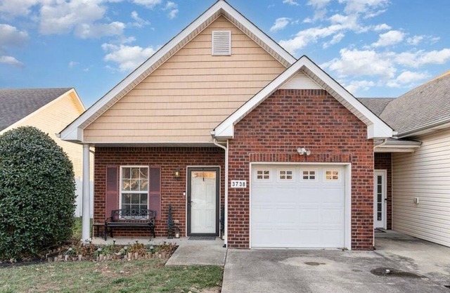 Cozy 2-Bedroom Upscale Condo in charming Clarksville with Patio