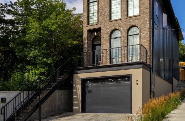 Modern Brownstone Retreat Near Downtown, Zoo, Saddledome & River Pathways
