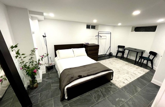 Modern Studio, steps from breathtaking views of NYC Skyline, mins from midtown.