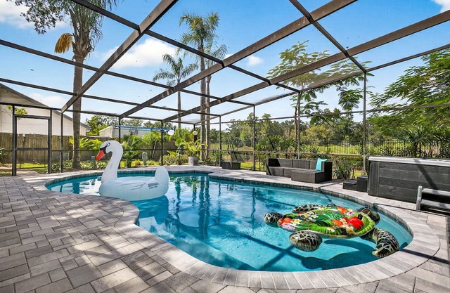 “Gather & Splash” – 3BR Pool Home w/Hot Tub