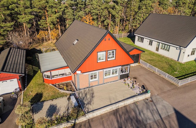 Beautiful 5 bedroom house close to the bay Gunnarsö .Pets allowed