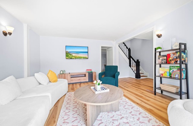 Retro Quirky 4BR NE Minneapolis House near UMN, US Bank & Huntington Stadiums