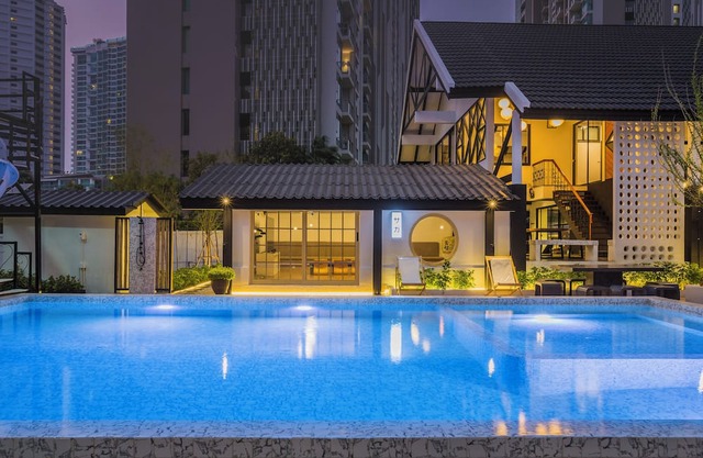 Spacious 5-bedroom villa 200 meters to the beach