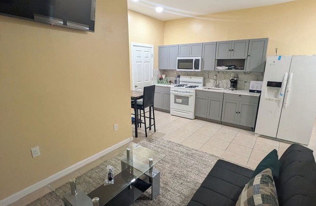 Excellent 4-bedroom condo with AC in vibrant Newark