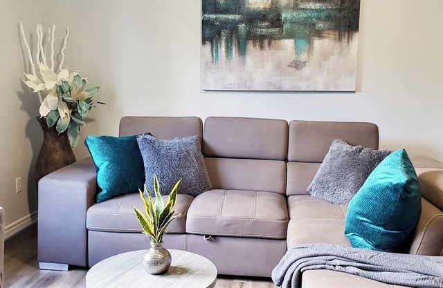 In style 3 Bdrm house- king bed, Netflix, 2 parking