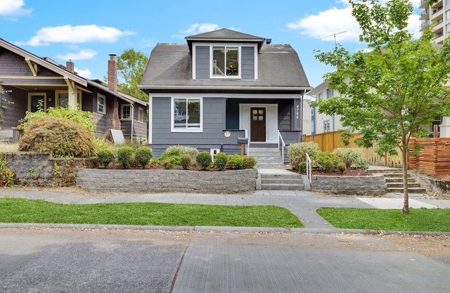 Entire Upgraded Historical House 7-bedroom 6 bathroom in U District with AC