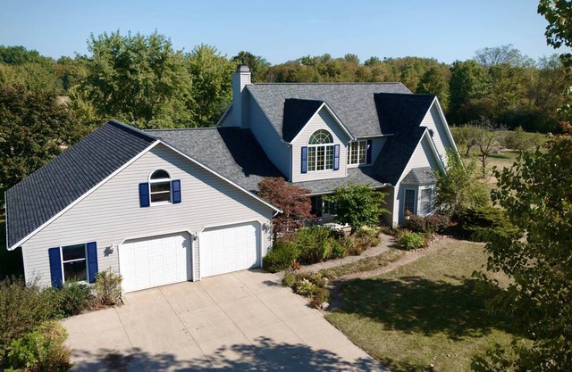 Spacious 5 bedroom 16+ guests on 14 acres with fishing