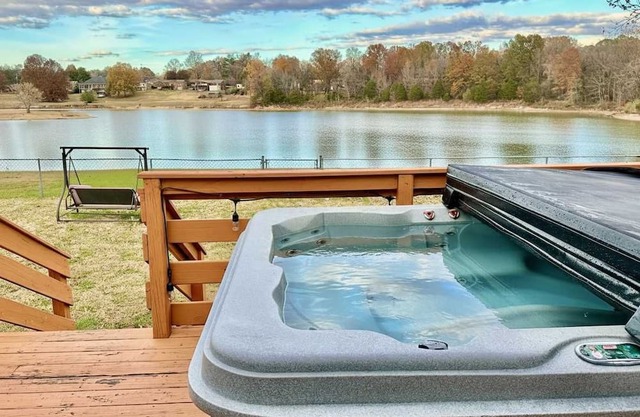 Lakefront 3BR Cozy House with BBQ & Hot Tub
