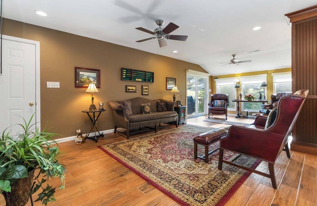 Welcome to Double Eagle on Seven- Lake Cumberlands Elegant Golf Side Retreat