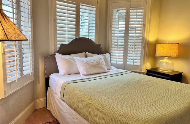Cozy, Downtown Burlingame 1/1