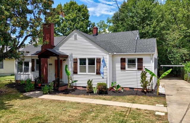 Downtown Greer House walkable to shops, restaurants and park. Fenced in backyard
