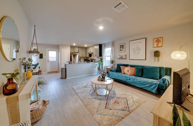 Easy Access to Dtwn San Antonio: Suburban Home