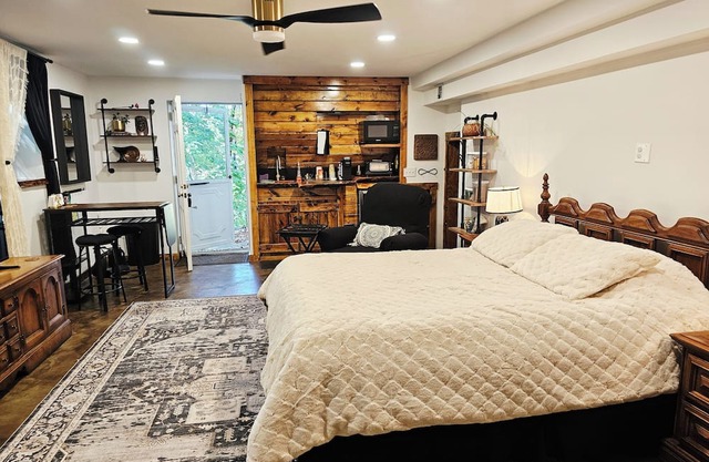 Luxe Studio Apartment in the Burbs w/wooded lot