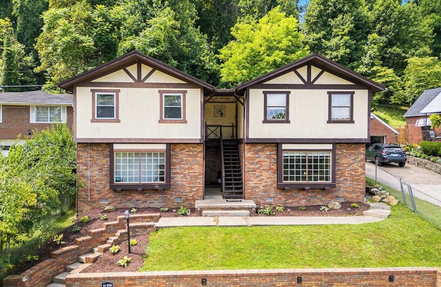 CLEAN 2-bedroom cozy apartment Huntington. Spacious and accomodating!