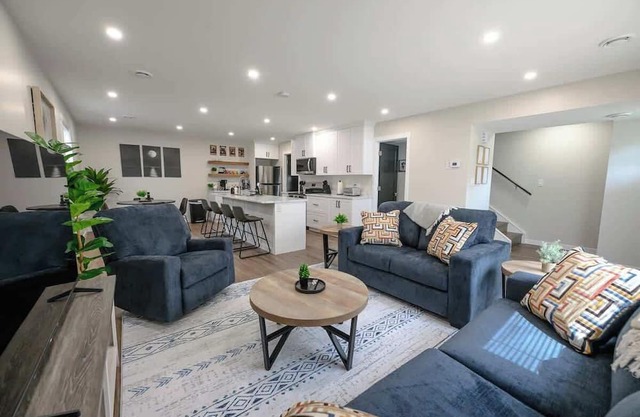 Fresh & Modern | 3BR 1.5 Bath | Smart TV | WIFI