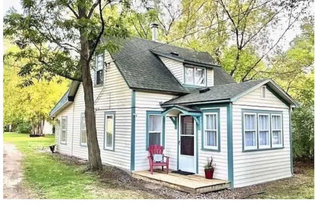 Cozy 3 Bedroom Bungalow near Lake, Fishing, Snowmobiling