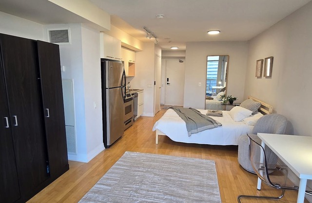 Downtown Toronto Condo | WiFi, Gym & Pool – Steps to Subway & Eaton Centre