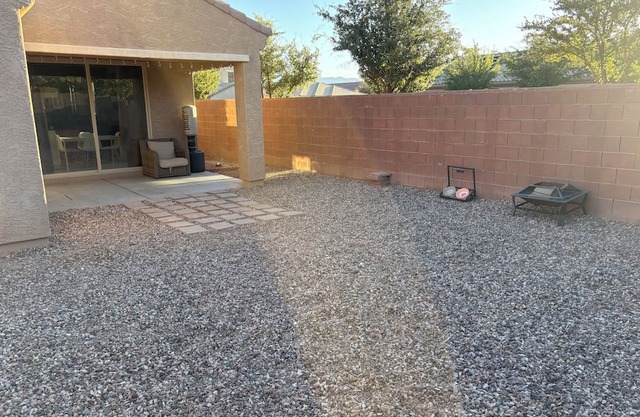 Family and pet friendly 3 bedroom house located near Phoenix.