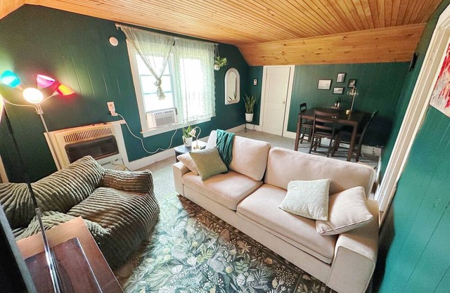 Cozy 1-bedroom apartment in lovely Liverpool with AC