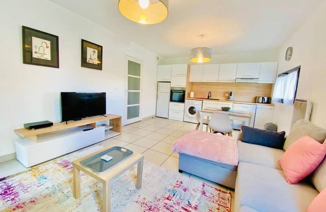 BEAUTIFUL APARTMENT NEAR CV, FULLY EQUIPPED FOR 4 PEOPLE, PARKING, ELEVATOR, BALCONY