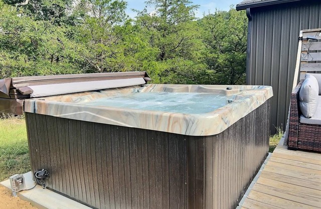 Hot Tub + Fire Pit + Close to Lake + Kayaks