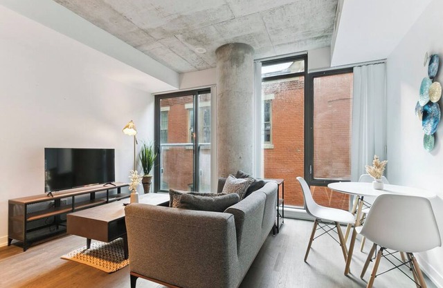 Stylish 1BR Condo in the Heart of King West