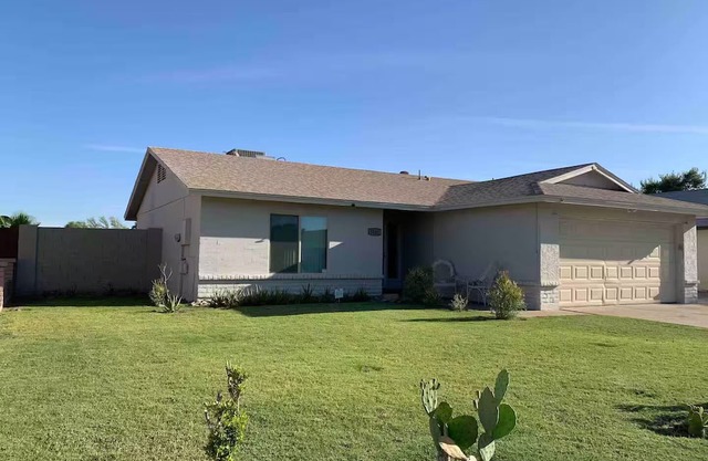 Free RV parking, two car garage, fenced backyard, minutes to Westgate