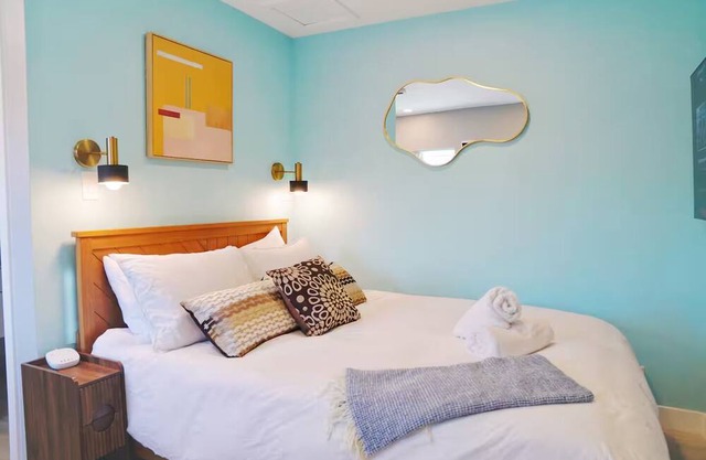 Urban Escape, Small Private Condo Near SF 22421A