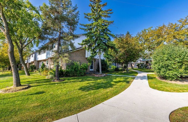 Charming 3BR Townhouse with Backyard & Parking